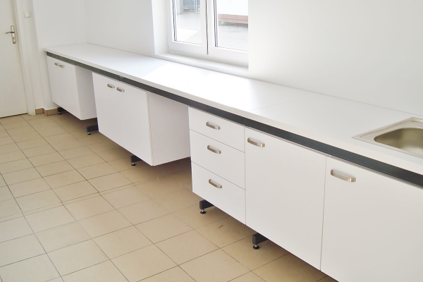 Meble laboratoryjne - przyścienne 