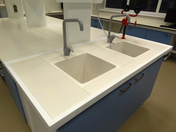 Meble laboratoryjne - wyspowe